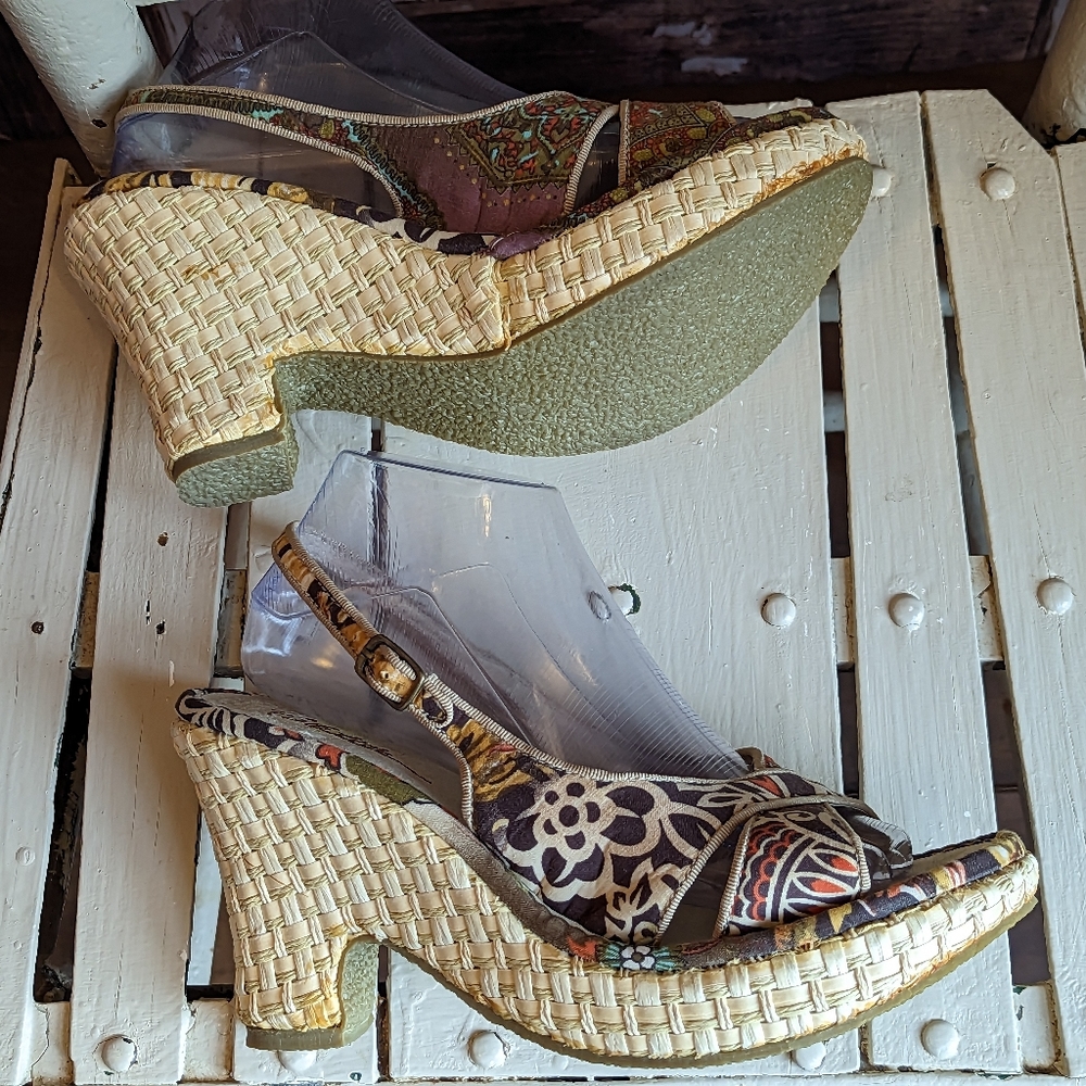 Very Volatile sandals - Picture 2 of 15